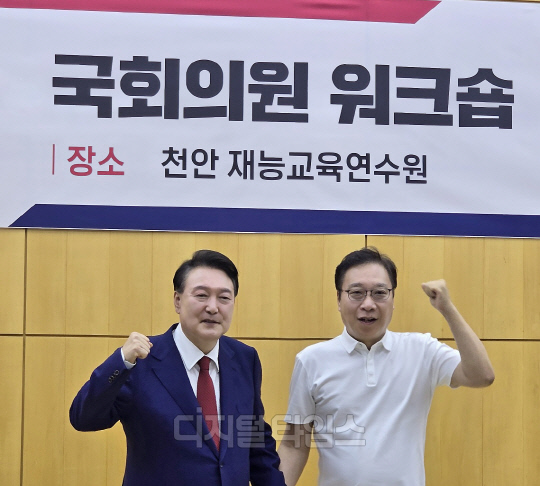 윤석열 대통령(왼쪽)과 정연욱 국민의힘 의원. <디지털타임스 DB>